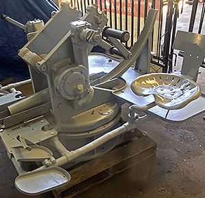 Piezas del cañón Bofors de 40 mm tras el raspado con aguja y la aplicación de un nuevo revestimiento