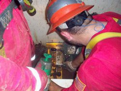 Los trabajadores se preparan para perforar la Torre del Diablo